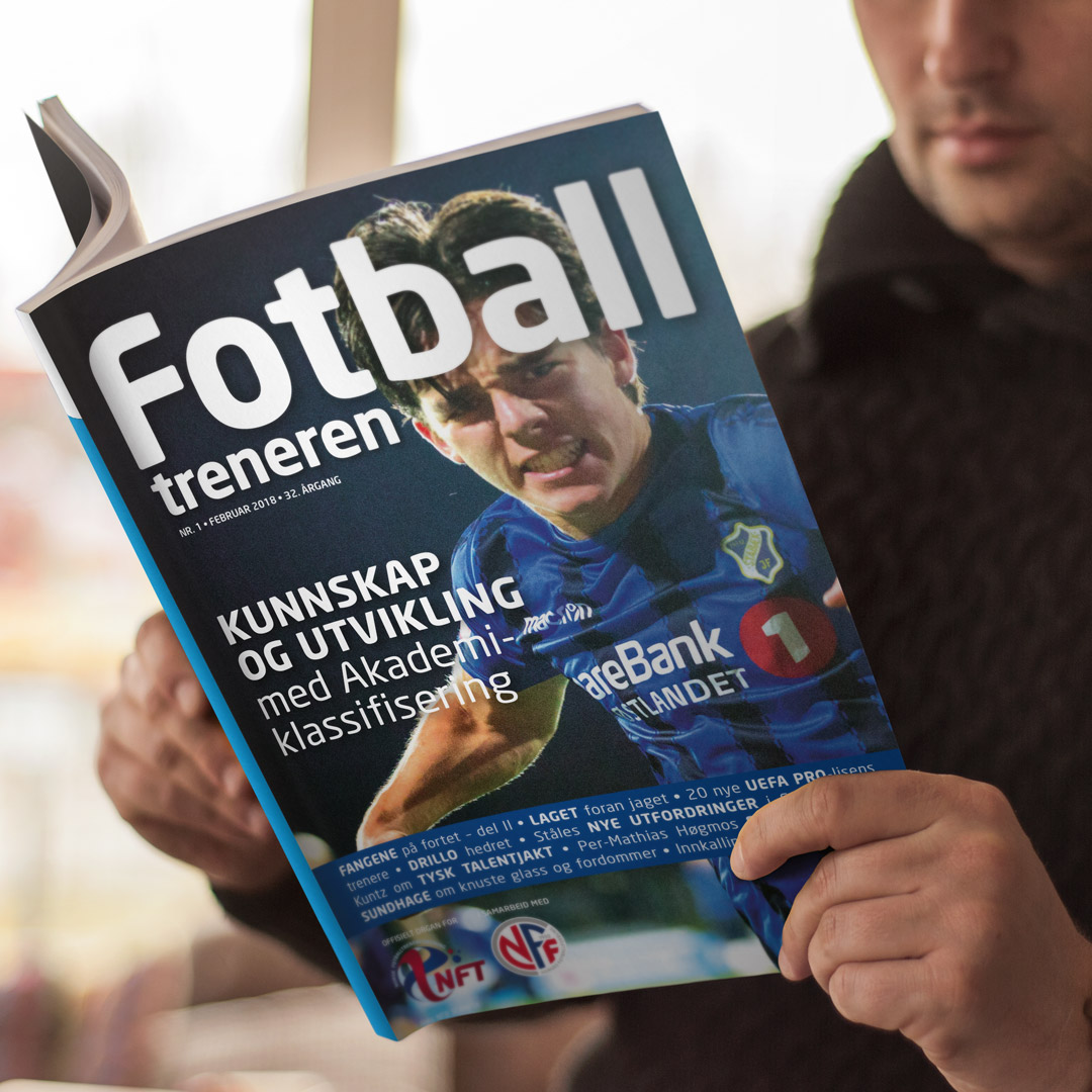 Mann som leser i medlemsbladet Fotballtreneren, laget av Haus Byrå i 2018