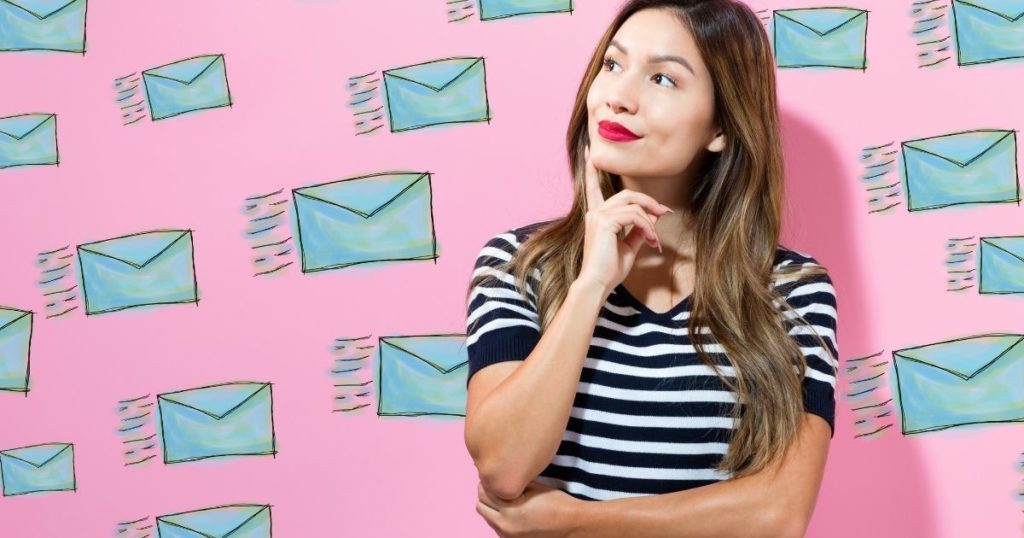 bilde av kvinne i bedrift som lurer på hvorfor hun bør bruke e-postmarkedsføring